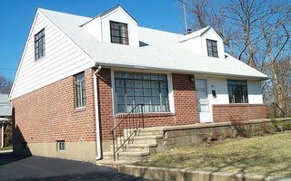 24 Tredwell Rd, Mineola, NY 11501