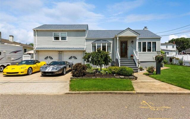 240 44th St, Lindenhurst, NY 11757