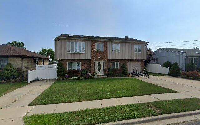 240 N Virginia Ave, Massapequa, NY 11758