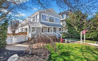 240 W Riviera Dr, Lindenhurst, NY 11757