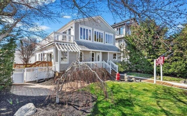 240 W Riviera Dr, Lindenhurst, NY 11757 (Yard)