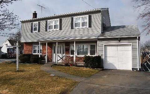 2404 Mattituck Ave, Seaford, NY 11783