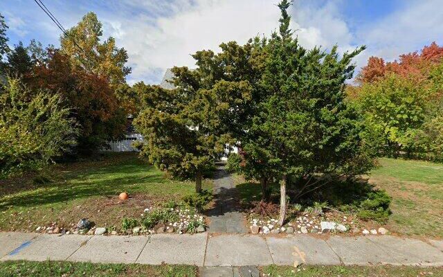 241 Park Ave W, Westbury, NY 11590