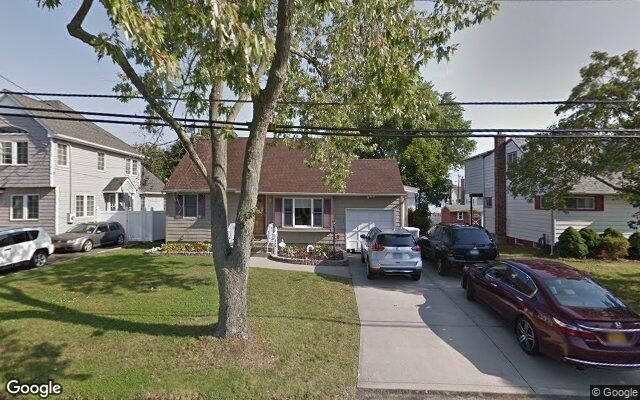 242 30th St, Lindenhurst, NY 11757