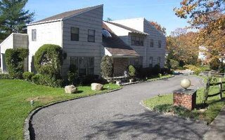 25 Carriage Rd, Great Neck, NY 11024