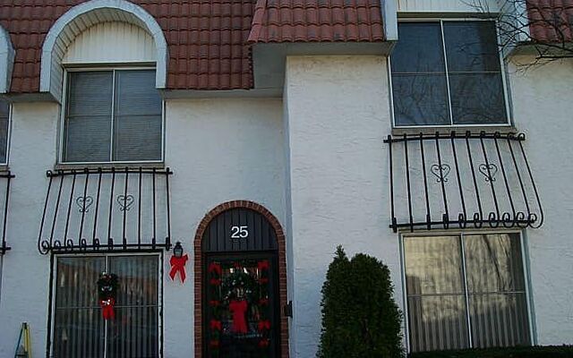25 Alhambra Dr #25, Oceanside, NY 11572