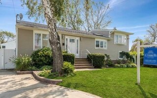25 E Lido Prom, Lindenhurst, NY 11757