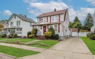 25 Ketewamoke Ave, Babylon, NY 11702