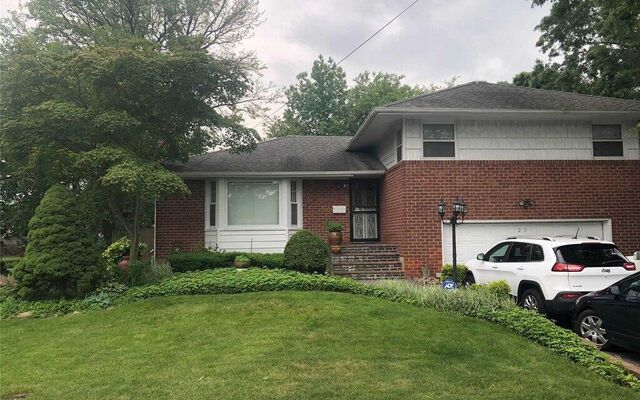 25 Pinetree Rd, Westbury, NY 11590