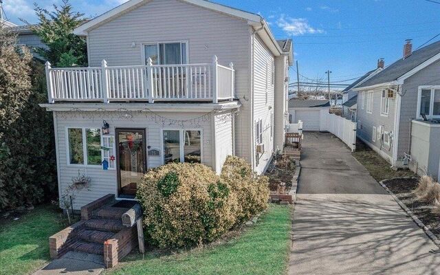 25 Quebec Rd, Island Park, NY 11558 (House View)