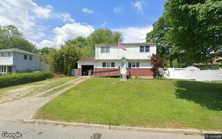 25 Riverdale Ave, Oakdale, NY 11769