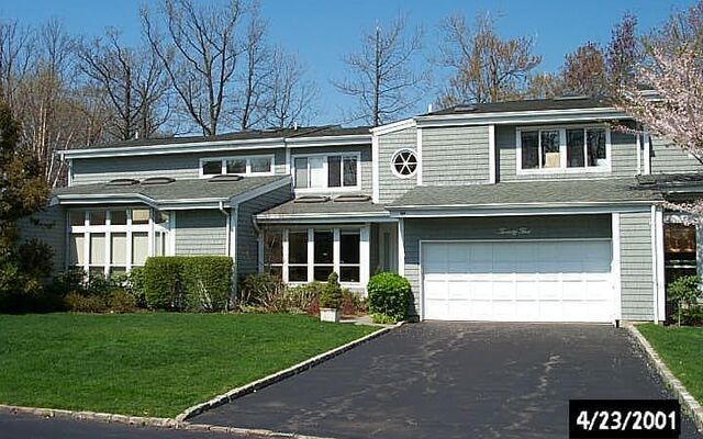 25 Tiffany Cir #25, Manhasset, NY 11030