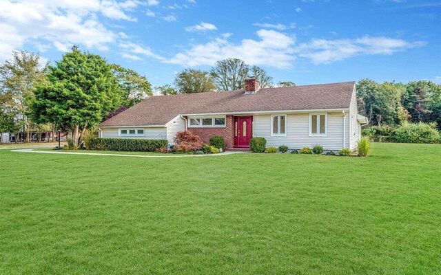 25 Watchogue Ave, East Moriches, NY 11940 (House View)