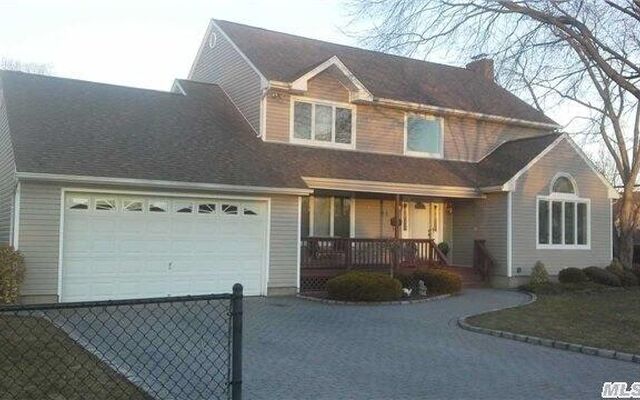 25 Wellington Ave, Deer Park, NY 11729