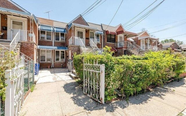 2568 Wilson Ave, Bronx, NY 10469 (Porch)