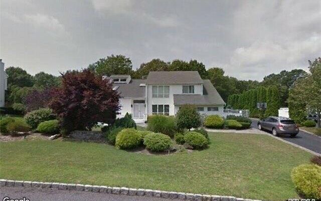 26 Bailey Ln, Manorville, NY 11949