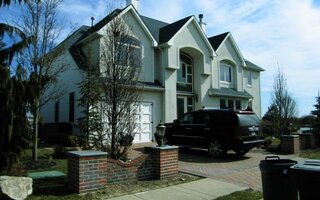 26 Crescent Cove Dr, Seaford, NY 11783