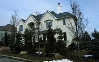 26 Crescent Cove Dr, Seaford, NY 11783