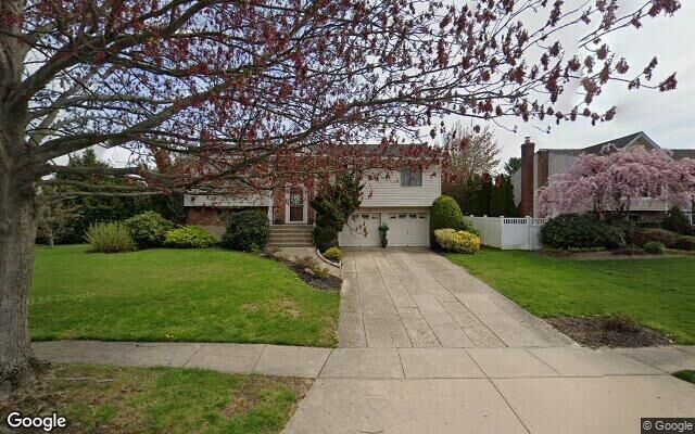 26 Heather Cres, Commack, NY 11725