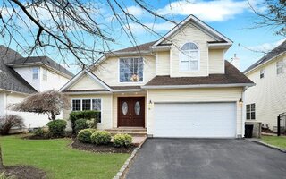 26 Honeysuckle Ct, Melville, NY 11747