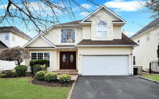26 Honeysuckle Ct, Melville, NY 11747