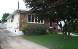 264 Pershing Pkwy, Mineola, NY 11501