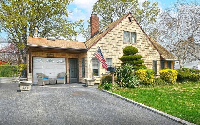 265 Orchid Rd, Levittown, NY 11756 (House View)
