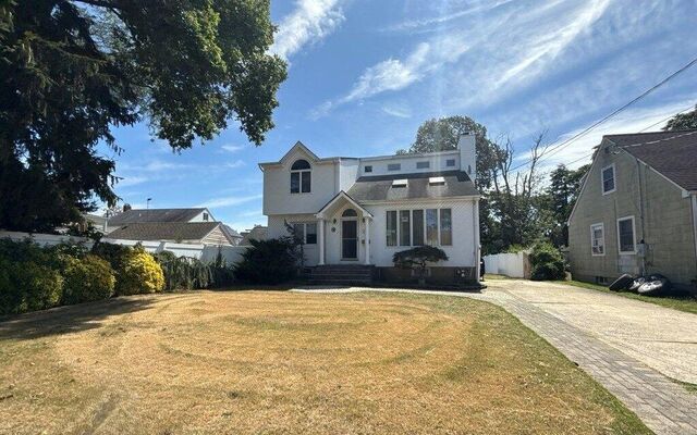 2689 Cedar Ct, Oceanside, NY 11572 (House View)