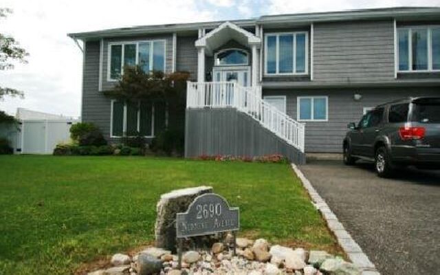 2690 Neptune Ave, Seaford, NY 11783