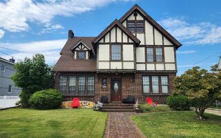 27 2nd St, Lynbrook, NY 11563