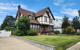 27 2nd St, Lynbrook, NY 11563