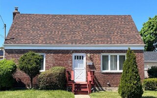 27 5th Ave, Westbury, NY 11590