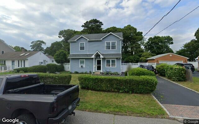27 Academy Ln, Oakdale, NY 11769