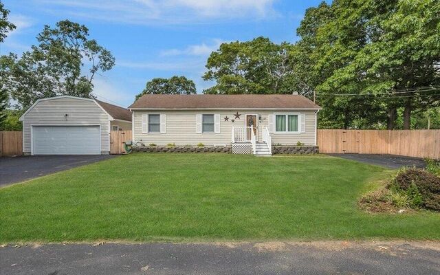 27 Arpage Dr E, Shirley, NY 11967