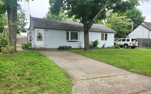 27 Ash St, Central Islip, NY 11722 (Yard)