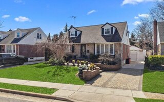 27 Crandall Dr, Mineola, NY 11501