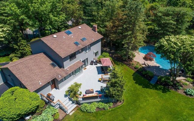 27 Makanna Dr, Huntington, NY 11743