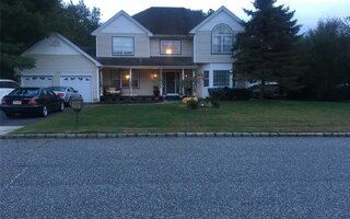 27 Mark Twain Ln, East Setauket, NY 11733