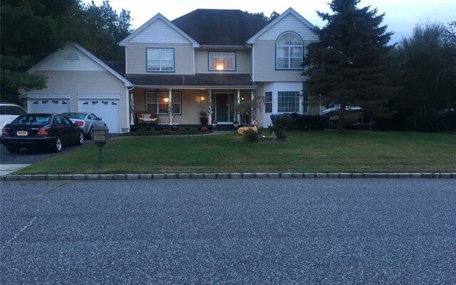 27 Mark Twain Ln, East Setauket, NY 11733
