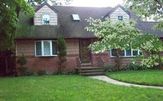 27 Middle Dr, Huntington, NY 11743