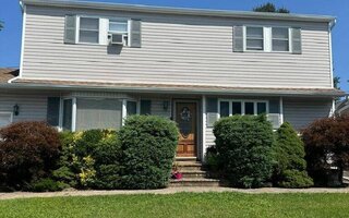 27 Midlawn Dr, Massapequa, NY 11758