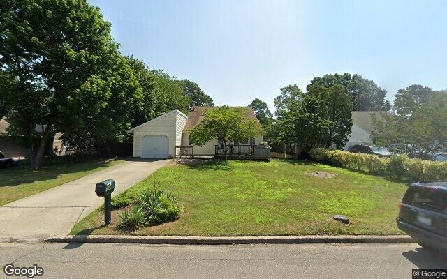 27 Narragansett Ave, Medford, NY 11763