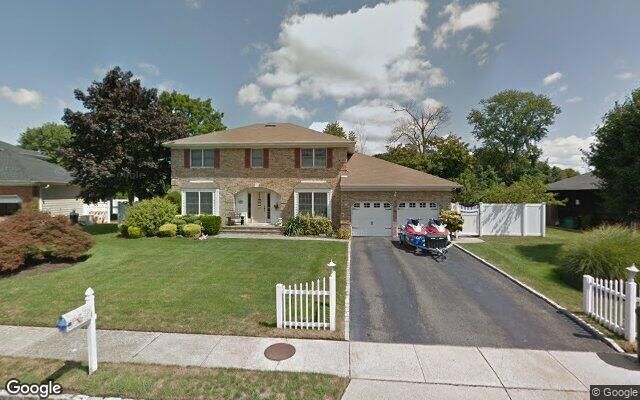 27 Seabreeze Ln, West Islip, NY 11795