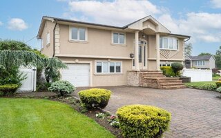 27 Suzanne Ln, Bethpage, NY 11714