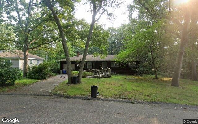 27 Wesley Pl, Riverhead, NY 11901