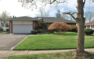 27 Whittier Dr, Searingtown, NY 11507