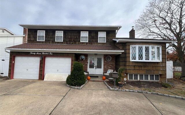 2701 S Seamans Neck Rd, Seaford, NY 11783