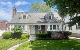 2725 165th St, Flushing, NY 11358