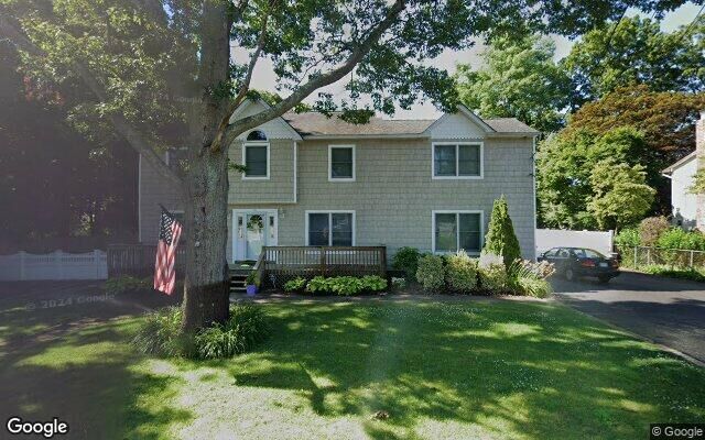 274 Berdie Ave, Holbrook, NY 11741