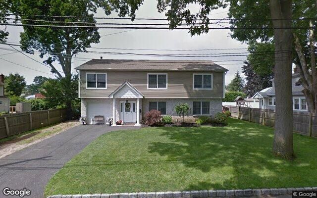 277 S 4th St, Lindenhurst, NY 11757